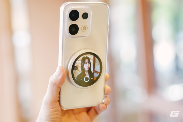 Món phụ kiện độc đáo của OPPO khiến hội chị em 'nghiện selfie' thích mê- Ảnh 9. Món phụ kiện độc đáo của OPPO khiến hội chị em 'nghiện selfie' thích mê- Ảnh 9.