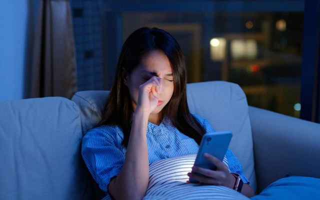 Hơn 50% thanh thiếu niên dùng điện thoại sau 10 giờ đêm, não bộ và cảm xúc đang phải trả giá đắt- Ảnh 1. Hơn 50% thanh thiếu niên dùng điện thoại sau 10 giờ đêm, não bộ và cảm xúc đang phải trả giá đắt- Ảnh 1.