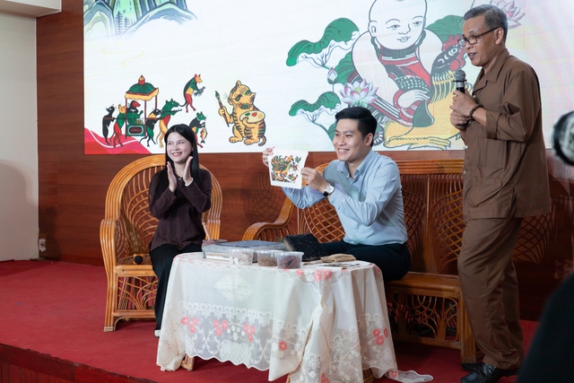 H&agrave;ng trăm kh&aacute;n giả trẻ "chạm" v&agrave;o di sản trong đ&ecirc;m nghệ thuật "Hồn tr&ecirc;n giấy mộc" - Ảnh 4.