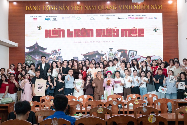 H&agrave;ng trăm kh&aacute;n giả trẻ "chạm" v&agrave;o di sản trong đ&ecirc;m nghệ thuật "Hồn tr&ecirc;n giấy mộc" - Ảnh 5.