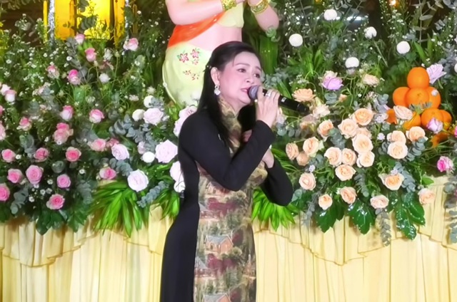 Cặp vợ chồng NSƯT bỏ &ocirc; đứng h&aacute;t giữa trời mưa lớn, n&oacute;i thẳng 1 điều- Ảnh 1.