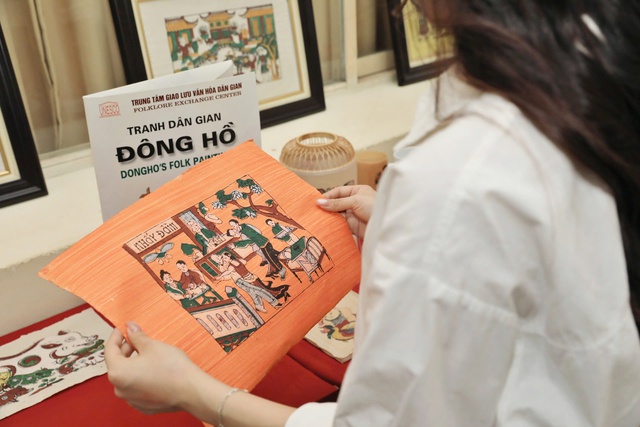H&agrave;ng trăm kh&aacute;n giả trẻ "chạm" v&agrave;o di sản trong đ&ecirc;m nghệ thuật "Hồn tr&ecirc;n giấy mộc" - Ảnh 1.