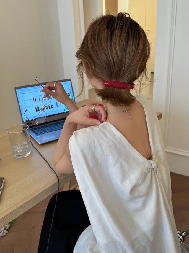 Mùa hè này, tóc búi thấp hay tóc ngắn đều đẹp hơn nhờ một chiếc kẹp ngang nhỏ xíu - Ảnh 9.