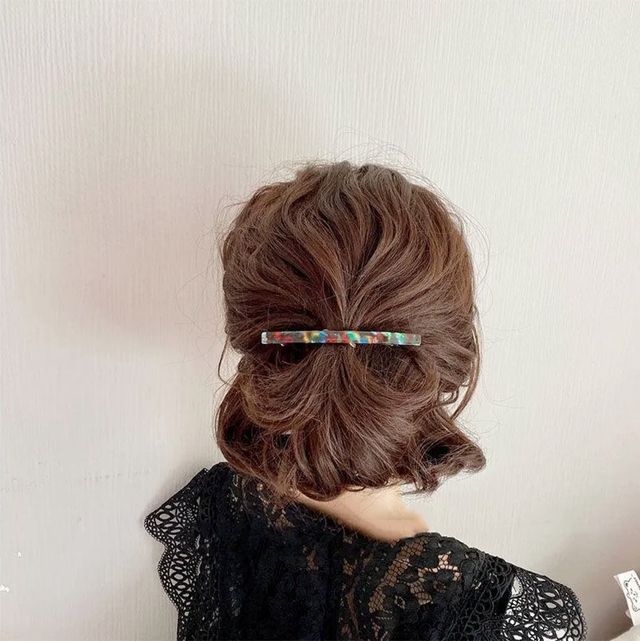 Mùa hè này, tóc búi thấp hay tóc ngắn đều đẹp hơn nhờ một chiếc kẹp ngang nhỏ xíu - Ảnh 17.