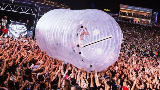 Si&ecirc;u sao 196 triệu fan kh&ocirc;ng biết ngại l&agrave; g&igrave;: Chui v&agrave;o chai nước rồi lao giữa biển người, 41 tuổi vẫn chưa chịu ngừng &ldquo;lố&rdquo;- Ảnh 3.