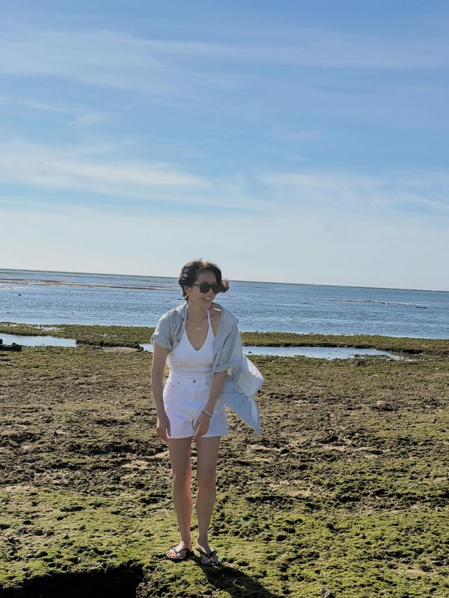 Lần đầu thấy Son Ye Jin liên tục khoe style mát mẻ thế này: Toàn đồ đơn giản nhưng dễ ưng- Ảnh 5. Lần đầu thấy Son Ye Jin liên tục khoe style mát mẻ thế này: Toàn đồ đơn giản nhưng dễ ưng- Ảnh 5.