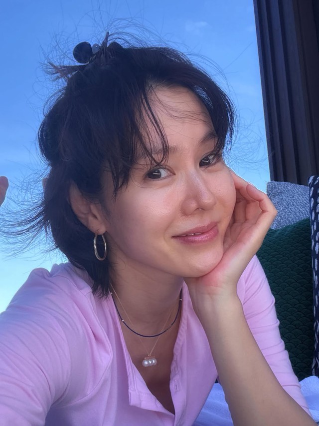 Lần đầu thấy Son Ye Jin liên tục khoe style mát mẻ thế này: Toàn đồ đơn giản nhưng dễ ưng- Ảnh 14. Lần đầu thấy Son Ye Jin liên tục khoe style mát mẻ thế này: Toàn đồ đơn giản nhưng dễ ưng- Ảnh 14.