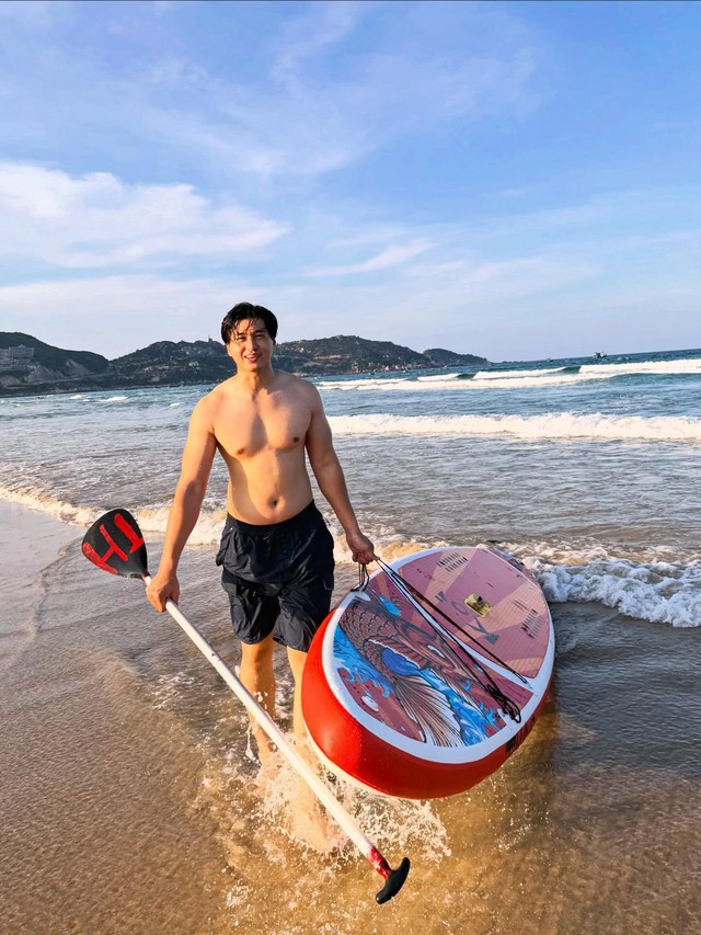 Nam thần c&oacute; t&ecirc;n kỳ lạ nhất Vbiz, tăng v&ugrave; v&ugrave; 14 kg v&agrave; ngoại h&igrave;nh hiện tại mới g&acirc;y cho&aacute;ng - Ảnh 1.