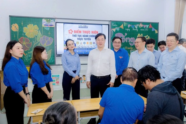 Lãnh đạo TP Hồ Chí Minh thăm, động viên các đội hình “Mùa hè số” 2026: Tuổi trẻ tiên phong lan tỏa chuyển đổi số đến cộng đồng - Ảnh 2.
