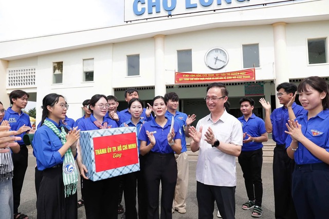Lãnh đạo TP Hồ Chí Minh thăm, động viên các đội hình “Mùa hè số” 2026: Tuổi trẻ tiên phong lan tỏa chuyển đổi số đến cộng đồng - Ảnh 5.