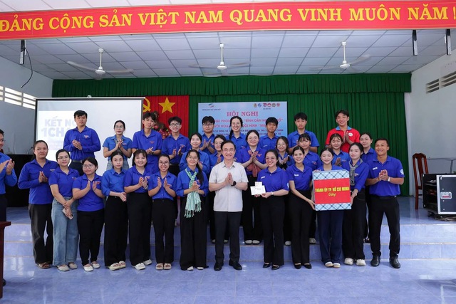 Lãnh đạo TP Hồ Chí Minh thăm, động viên các đội hình “Mùa hè số” 2026: Tuổi trẻ tiên phong lan tỏa chuyển đổi số đến cộng đồng - Ảnh 3.