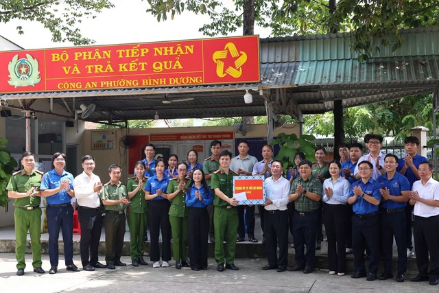 Lãnh đạo TP Hồ Chí Minh thăm, động viên các đội hình “Mùa hè số” 2026: Tuổi trẻ tiên phong lan tỏa chuyển đổi số đến cộng đồng - Ảnh 4.