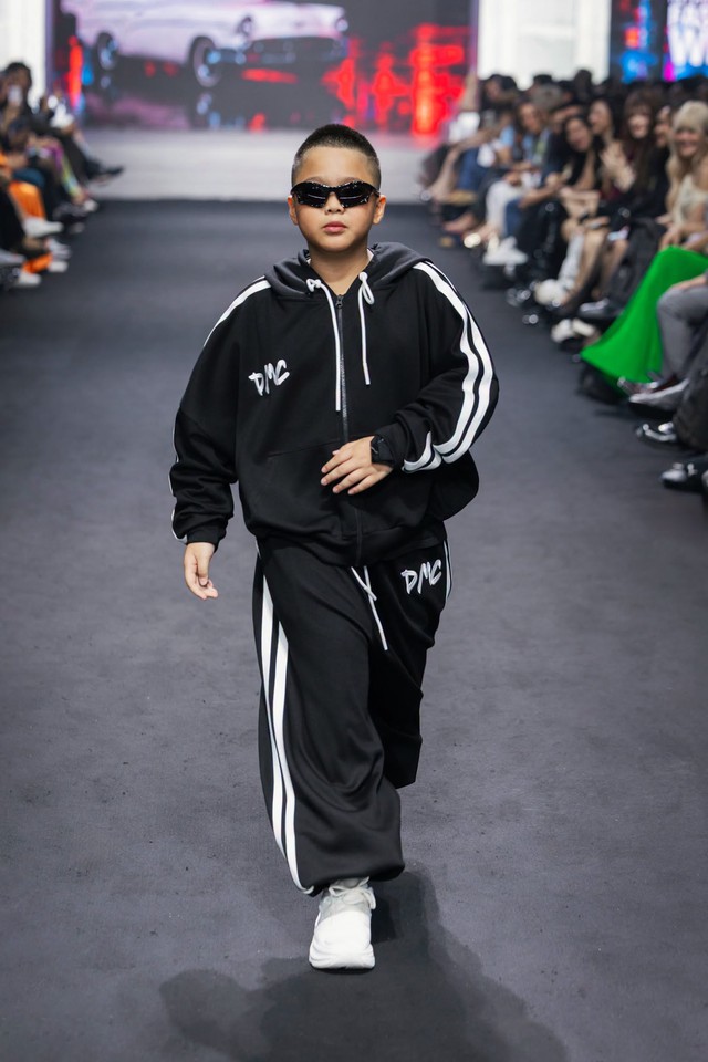 Cậu bé 12 tuổi có thân thế đặc biệt "nổi loạn" trên sàn catwalk, dàn sao Việt nói thẳng: "Hào quang ngôi sao!" - Ảnh 3.