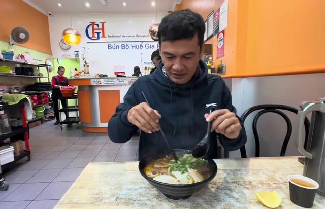 Nam diễn vi&ecirc;n quay lại &Uacute;c sau 10 năm t&igrave;m đến 1 nơi: "Sao giờ hoang t&agrave;n qu&aacute;!" - Ảnh 2.