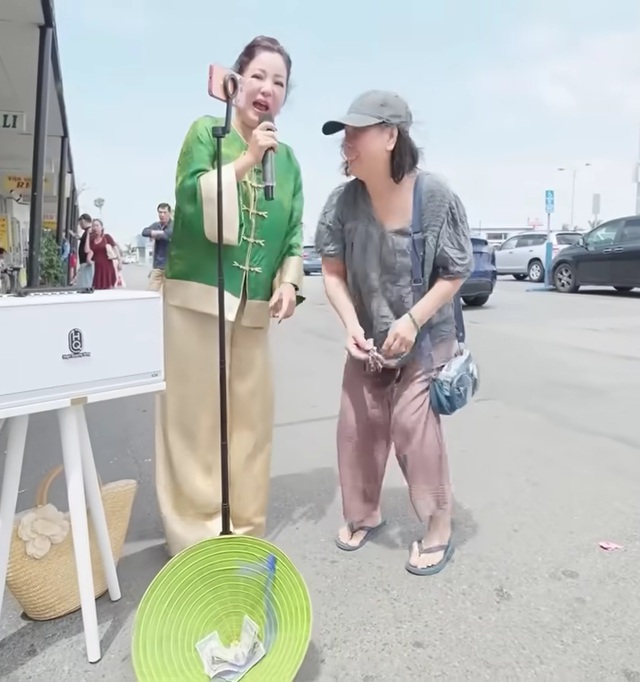 Nữ danh hài ra giữa đường phố Mỹ hát: "Tôi đi hát kiếm cơm" - Ảnh 1.