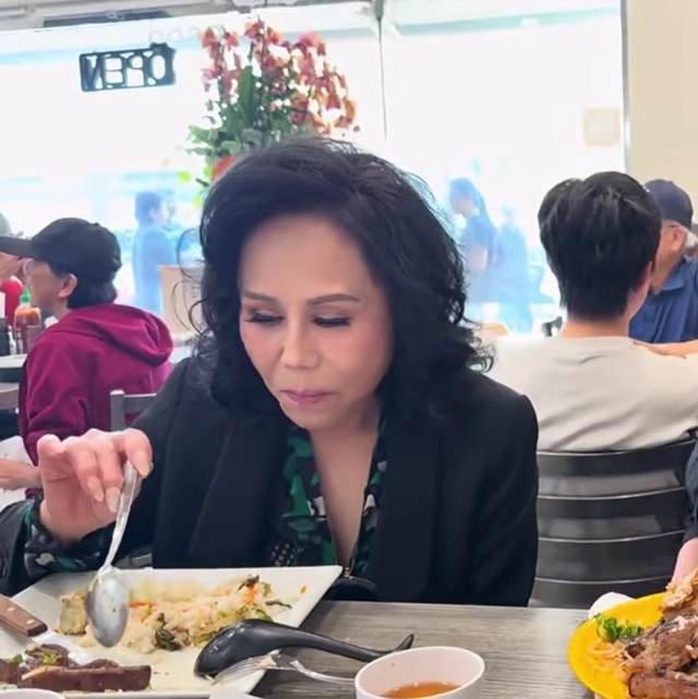 Thanh Tuyền ra s&acirc;n bay c&ugrave;ng con d&acirc;u NSƯT, nhắc con trai 1 c&acirc;u thấm th&iacute;a - Ảnh 1.