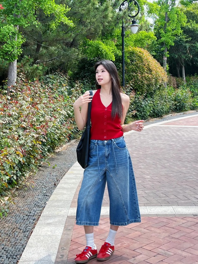 Có vẻ quần jeans lửng ống rộng đang âm thầm thay thế những chiếc quần dài quen thuộc - Ảnh 16.