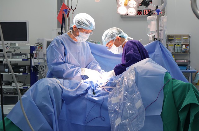 Bị ung thư x&acirc;m lấn b&agrave;ng quang, người đ&agrave;n &ocirc;ng 61 tuổi tho&aacute;t cửa tử nhờ chiến lược điều trị kh&aacute;c thường - Ảnh 1.