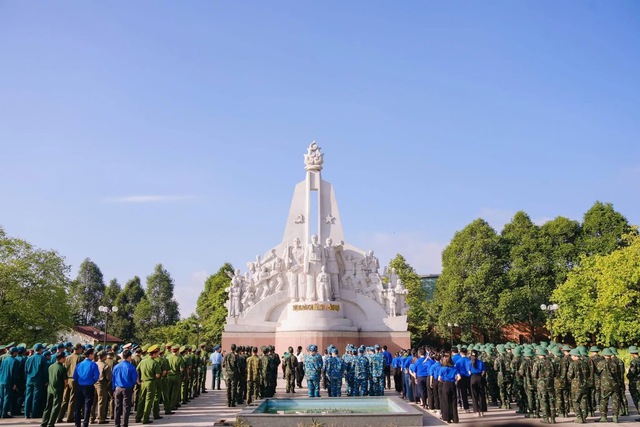 Tuổi trẻ LLVT Thành phố ra quân ngày cao điểm “20 năm Hành quân xanh - Dấu ấn tình nguyện, vì Nhân dân phục vụ” - Ảnh 1.
