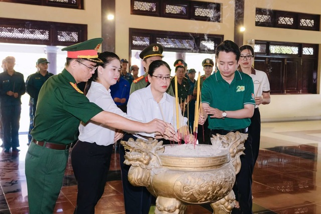 Tuổi trẻ LLVT Thành phố ra quân ngày cao điểm “20 năm Hành quân xanh - Dấu ấn tình nguyện, vì Nhân dân phục vụ” - Ảnh 6.