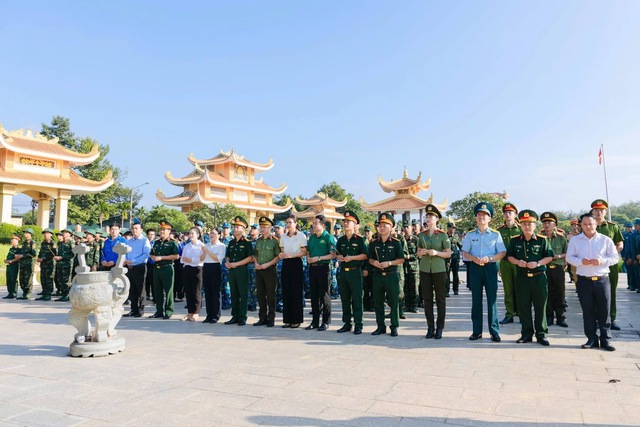 Tuổi trẻ LLVT Thành phố ra quân ngày cao điểm “20 năm Hành quân xanh - Dấu ấn tình nguyện, vì Nhân dân phục vụ” - Ảnh 2.