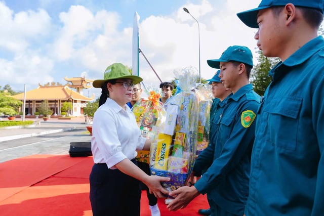 Tuổi trẻ LLVT Thành phố ra quân ngày cao điểm “20 năm Hành quân xanh - Dấu ấn tình nguyện, vì Nhân dân phục vụ” - Ảnh 7.