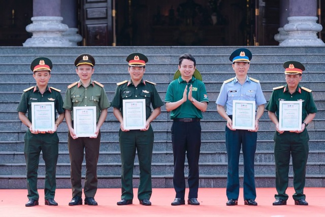 Tuổi trẻ LLVT Thành phố ra quân ngày cao điểm “20 năm Hành quân xanh - Dấu ấn tình nguyện, vì Nhân dân phục vụ” - Ảnh 8.