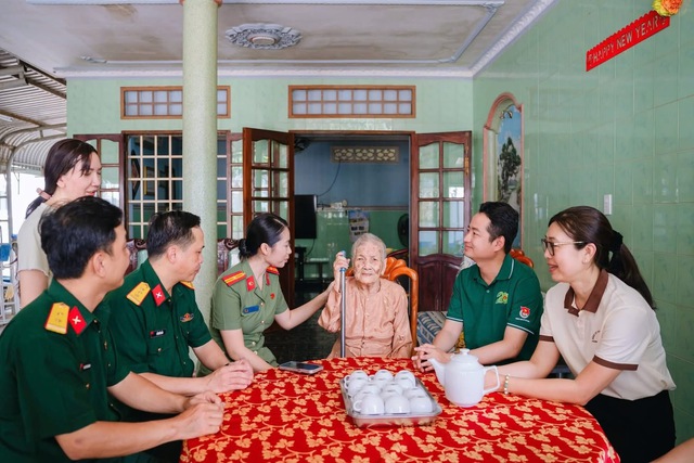 Tuổi trẻ LLVT Thành phố ra quân ngày cao điểm “20 năm Hành quân xanh - Dấu ấn tình nguyện, vì Nhân dân phục vụ” - Ảnh 4.