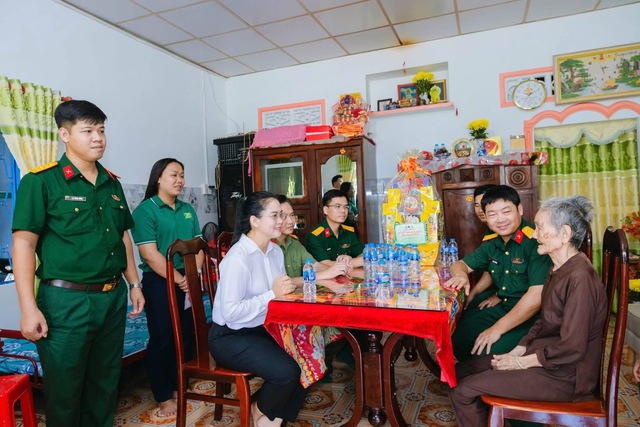 Tuổi trẻ LLVT Thành phố ra quân ngày cao điểm “20 năm Hành quân xanh - Dấu ấn tình nguyện, vì Nhân dân phục vụ” - Ảnh 3.