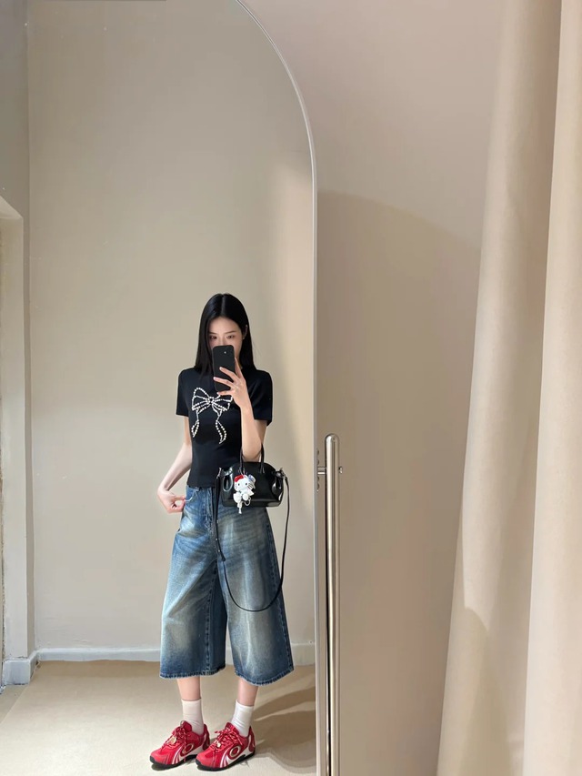 Có vẻ quần jeans lửng ống rộng đang âm thầm thay thế những chiếc quần dài quen thuộc - Ảnh 17.