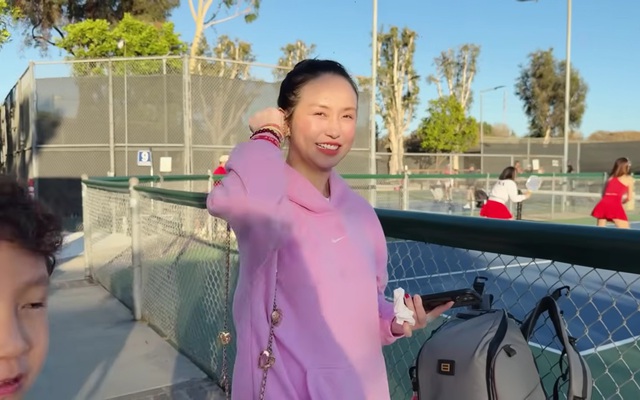 Vợ Tuấn Hưng sang Mỹ, một nữ danh hài gặp ở sân pickle ball phải thốt lên: "Xinh lắm"- Ảnh 2.