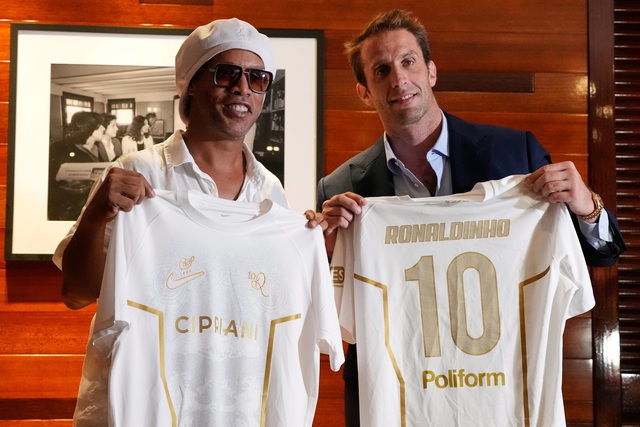 Ng&atilde; rẽ kh&ocirc;ng thể ngờ của huyền thoại Brazil: Ronaldo "b&eacute;o" &ocirc;m mộng quyền lực, Ronaldinho bất ngờ t&aacute;i xuất ở tuổi 46 - Ảnh 1.