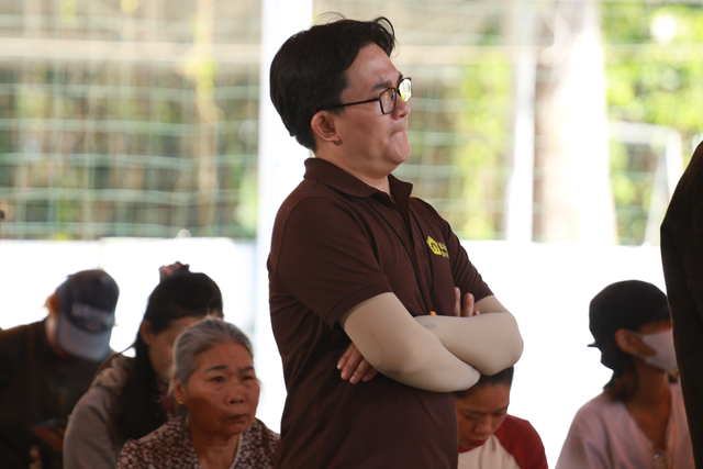 Nam NSƯT bật khóc nói thẳng: "Tôi không muốn làm chương trình này nữa, không thể chịu nổi" - Ảnh 1.