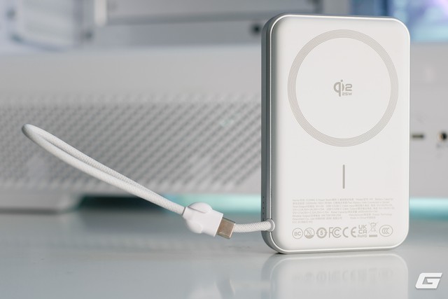 Trên tay viên pin MagSafe “không giống ai” với quạt RGB, thiết kế đậm chất Cyberpunk, chuẩn Qi2.2 xịn nhất hiện nay - Ảnh 11.