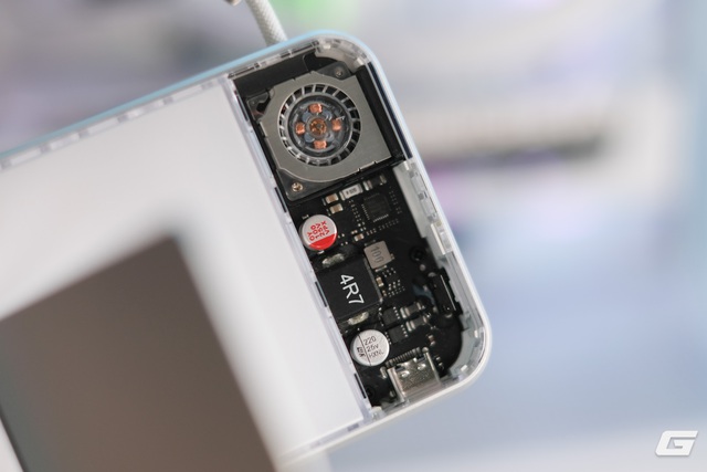 Trên tay viên pin MagSafe “không giống ai” với quạt RGB, thiết kế đậm chất Cyberpunk, chuẩn Qi2.2 xịn nhất hiện nay - Ảnh 3.