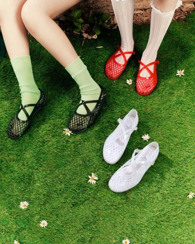 Từng l&agrave; "tuổi thơ" của nhiều người, mẫu gi&agrave;y n&agrave;y bất ngờ trở th&agrave;nh xu hướng hot nhất h&egrave; 2026- Ảnh 9.