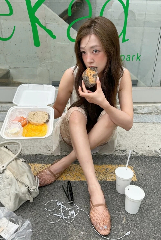 Từng l&agrave; "tuổi thơ" của nhiều người, mẫu gi&agrave;y n&agrave;y bất ngờ trở th&agrave;nh xu hướng hot nhất h&egrave; 2026- Ảnh 14.