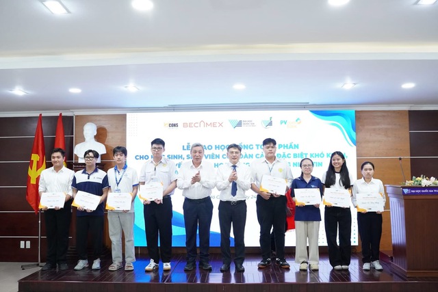 Hơn 1,5 tỷ đồng học bổng được trao cho học sinh, sinh vi&ecirc;n c&oacute; ho&agrave;n cảnh kh&oacute; khăn tại ĐHQG-HCM- Ảnh 3.