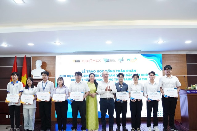 Hơn 1,5 tỷ đồng học bổng được trao cho học sinh, sinh vi&ecirc;n c&oacute; ho&agrave;n cảnh kh&oacute; khăn tại ĐHQG-HCM- Ảnh 1.
