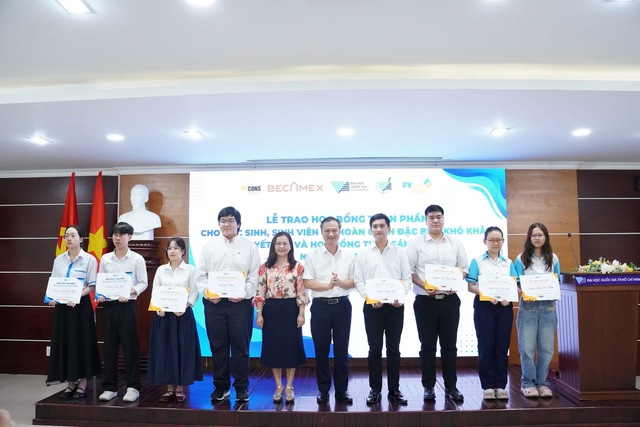Hơn 1,5 tỷ đồng học bổng được trao cho học sinh, sinh vi&ecirc;n c&oacute; ho&agrave;n cảnh kh&oacute; khăn tại ĐHQG-HCM- Ảnh 2.