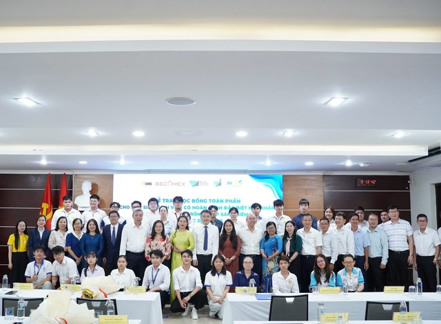Hơn 1,5 tỷ đồng học bổng được trao cho học sinh, sinh vi&ecirc;n c&oacute; ho&agrave;n cảnh kh&oacute; khăn tại ĐHQG-HCM- Ảnh 5.