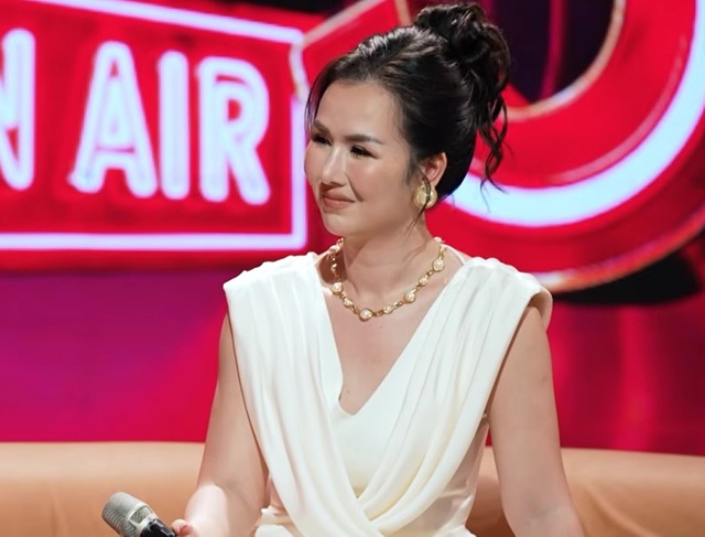 Nữ ca sĩ lấy chồng đại gia Ấn Độ, bố ruột xuất gia đi tu- Ảnh 1.