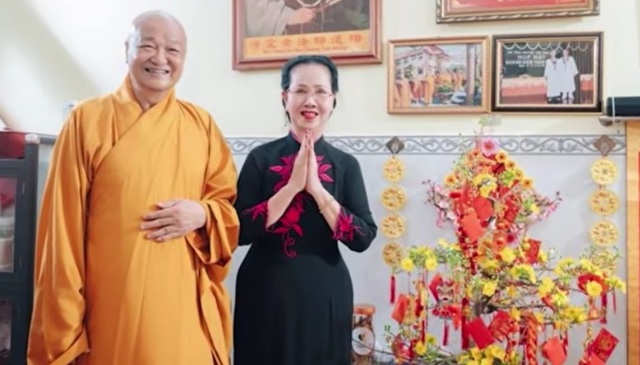 Nữ ca sĩ lấy chồng đại gia Ấn Độ, bố ruột xuất gia đi tu- Ảnh 2.