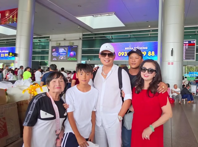Nam NSƯT về nước mang theo con trai 11 năm xa xứ ở Mỹ - Ảnh 1.