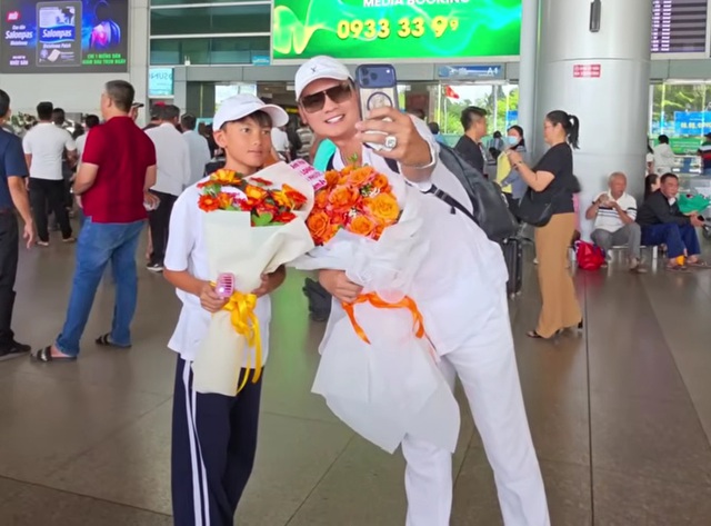 Nam NSƯT về nước mang theo con trai 11 năm xa xứ ở Mỹ - Ảnh 2.