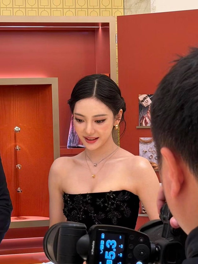 Ngược đời mỹ nh&acirc;n khiến cam thường phải &ldquo;đầu h&agrave;ng&rdquo;, ảnh chưa chỉnh sửa c&ograve;n đẹp hơn photoshop- Ảnh 4.