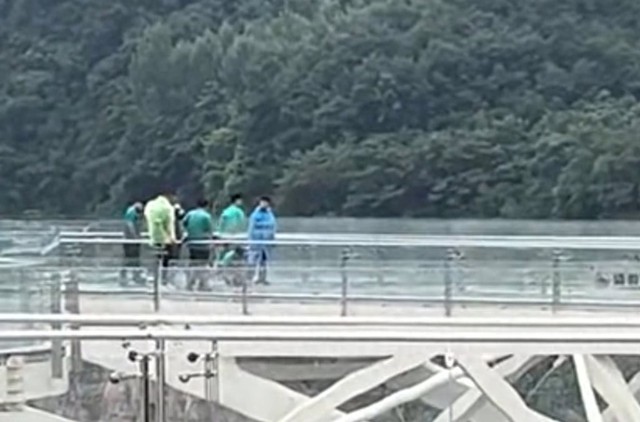 Cầu kính trên không cao 336 mét nứt toác, du khách hoảng loạn sơ tán- Ảnh 3.