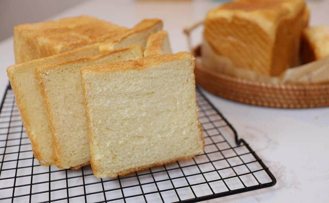 Người phụ nữ 50 tuổi bị loãng xương vì thường xuyên ăn bánh mì: Bác sĩ cảnh báo một chất âm thầm "rút" canxi khỏi xương- Ảnh 1.