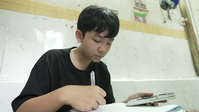 Nam NSƯT bật khóc, bức xúc nói thẳng: "Tôi không chấp nhận được"- Ảnh 1. Nam NSƯT bật khóc, bức xúc nói thẳng: "Tôi không chấp nhận được"- Ảnh 1.
