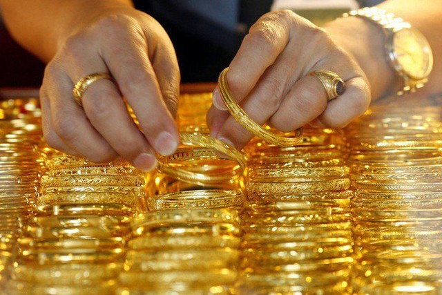 Đi l&agrave;m gần 10 năm nhiều người mới mua được 1 chỉ v&agrave;ng- Ảnh 2.
